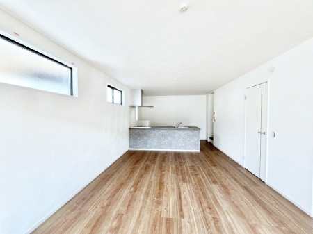 ���̑����ρ@�������P�������`Living�`�@�Ƒ��̐H����c���̂ق��A�q�ǂ���V�΂�����A�F�l���������肷��LDK�͏Z�܂��̒��S�B�����ԉ߂����ꏊ������A���̋�Ԃ͏Z�܂��S�̂̋��S�n�����E���܂��B