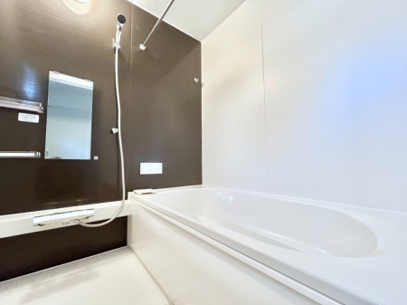 �����@�������Q�������`Bath Room�`�@����L�΂��ē������邱�Ƃ��\�I����̔�������M�d�ȃo�X�^�C���ł��B���q�l�Ƃ��ꏏ�ł��\���ȍL���Ȃ̂ŁA���r���O�Ƃ͈�����Ƒ��c�R�̂ЂƎ������y���݂��������܂��B