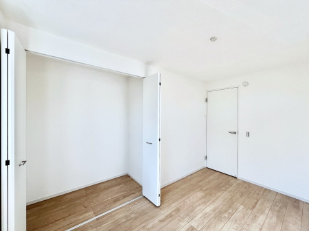 �q�������@�������Q�������`Bed Room�`�@�q�������͂��q�l�ɂƂ��đ�Ϗd�Ȗ���������܂��B�q����l�ŉ߂�����Ԃ�^���邱�ƂŁA�h���׋����Ԃ����R�Ƒ����܂����畔���̕Еt����|���Ȃǂ��������ƂɌq����܂��B