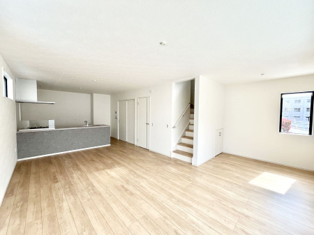 ���r���O�@�������Q�������`Living�`�@�O���̗��Ȃ��V���v���ł�������LDK�B�傫�ȑ�������������������ނ̂Ŏ��������邭�A�Ƒ��̌e���̏�Ƃ��ăs�b�^���ł��B�J�����Ɠ�������̗ǂ��𐥔񂲗����������I