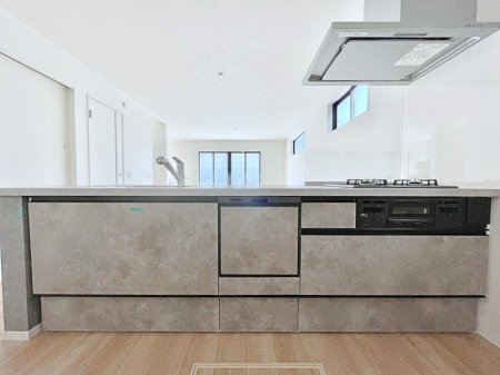 �L�b�`���@�������Q�������`Kitchen�`�@��b���e�ރ��r���O�A�������������Ȃ�L�b�`���B�Ƃ́A�������������ł͂Ȃ��A��炵��������A���K�ɂ���ꏊ�B�Ί�̖����A���炬�̓��X�̂��߂ɁA�ŐV�̐ݔ��E�d�l���̗p�B