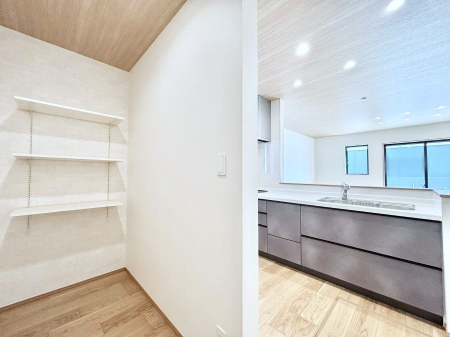 ���̑����ρ@�L�b�`���ɂ̓p���g���[�I�H�ނ̃X�g�b�N�͂������A���p�i�̎��[�Ȃǎg�����͂��낢��I