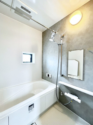 �����@������B�������`Bath Room�`�@���t���̃o�X���[���́A�̌������薾�邭�C�����̗ǂ���Ԃł��B�������邱�ƂŁA���C�����ǍD�B������芰����o�X���[���ŁA�����̃o�X�^�C�����y���݂ɂȂ肻���ł��B