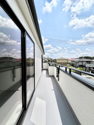 �o���R�j�[�@������B�������`Balcony�`�@������̃o���R�j�[�̑O�ɂ͉_�ȊO�ɑ��z���Ղ���̂�����܂���B�����󕨂������₷���A����薾�邭�C�����̂������������Ă��܂��B�g���₷���J���I�ȃo���R�j�[�ł���