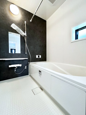 �����@������C�������`Bath Room�`�@���t���̃o�X���[���́A�̌������薾�邭�C�����̗ǂ���Ԃł��B�������邱�ƂŁA���C�����ǍD�B������芰����o�X���[���ŁA�����̃o�X�^�C�����y���݂ɂȂ肻���ł��B