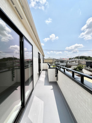 �o���R�j�[�@������C�������`Balcony�`�@������̃o���R�j�[�̑O�ɂ͉_�ȊO�ɑ��z���Ղ���̂�����܂���B�����󕨂������₷���A����薾�邭�C�����̂������������Ă��܂��B�g���₷���J���I�ȃo���R�j�[�ł���