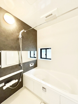 �����@�����`Bath Room�`�@�������������͋C�̗����Ŗ����Ɍ����ă��t���b�V���B���������@�\���t���Ă���̂ŗׂ̐���@�u����Ő􂢏オ�������󕨂��A�J�̓����V�C���C�ɂ������������邱�Ƃ��\�ł��B