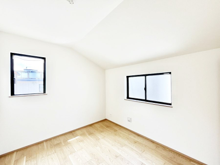 �q�������@�����`Bed Room�`�@�q�������͂��q�l�ɂƂ��đ�Ϗd�Ȗ���������܂��B�q����l�ŉ߂�����Ԃ�^���邱�ƂŁA�h���׋����Ԃ����R�Ƒ����܂����畔���̕Еt����|���Ȃǂ��������ƂɌq����܂��B