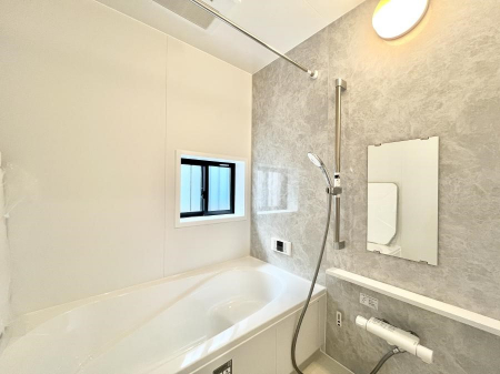 �����@������A�������`Bath Room�`�@���t���̃o�X���[���́A�̌������薾�邭�C�����̗ǂ���Ԃł��B�������邱�ƂŁA���C�����ǍD�B������芰����o�X���[���ŁA�����̃o�X�^�C�����y���݂ɂȂ肻���ł��B