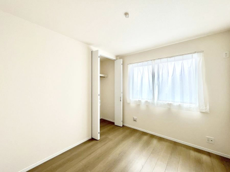 �Q���@������A�������`Bed Room�`  �S�����ɂ͎��[�N���[�[�b�g�������I���i�g���̂��m���⏬���͂������A�G�ߕ��̂��m���Ȃǂ���������Ɛ������ڂ����܂������܂��B  ������Ԃ��L���g�p�ł��܂��ˁB