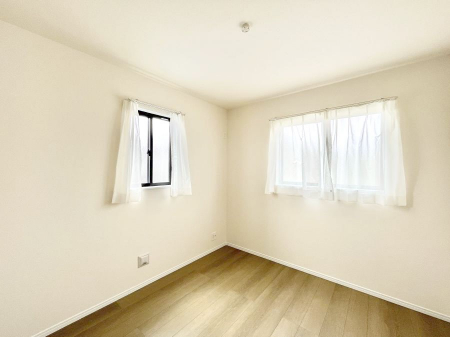 �q�������@������A�������`Bed Room�`�@�q�������͂��q�l�ɂƂ��đ�Ϗd�Ȗ���������܂��B�q����l�ŉ߂�����Ԃ�^���邱�ƂŁA�h���׋����Ԃ����R�Ƒ����܂����畔���̕Еt����|���Ȃǂ��������ƂɌq����܂��B