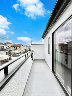 �o���R�j�[�@������A�������`Balcony�`  �傫�ȋ�Ɉ͂܂ꂽ�C�����̂����ƁB  �o���R�j�[��`�������ň��|�I�ȊJ�����ɕ�܂�܂��B  �o���R�j�[�͗z���������݂��z�c����󕨂��C�����悭�������Ƃ��ł��܂��B