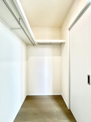 ���̑��@������A�������`Walk-in Closet�`�@��������̗m���������Ă��V���ɂȂ�ɂ����E�H�[�N�C���N���[�[�b�g�B�m���ȊO�ɂ��A���i�g��Ȃ��Ɠd��X�[�c�P�[�X�A�X�g�b�N�i�Ȃǉ��ł��Еt����������Ԃł��B