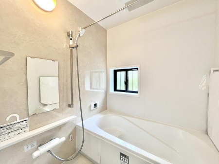 �����@������B�������`Bath Room�`�@���t���̃o�X���[���́A�̌������薾�邭�C�����̗ǂ���Ԃł��B�������邱�ƂŁA���C�����ǍD�B������芰����o�X���[���ŁA�����̃o�X�^�C�����y���݂ɂȂ肻���ł��B