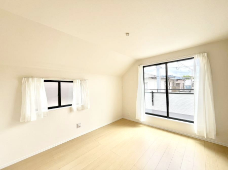 ���̑����ρ@������B�������`Bed Room�`�@2�ʍ̌����m�ۂ������邢�����́A���ʂ����ǂ��A��ϋ��S�n�̗ǂ���ԂƂȂ��Ă���܂��B�u�₩�ȕ��������ċN���钩�́A���K�����̎n�܂�ɁI�������肪�ƂĂ��ǂ��Z�܂���