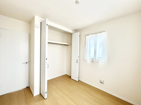 �Q���@�����`Bed Room�`  �S�����ɂ͎��[�N���[�[�b�g�������I���i�g���̂��m���⏬���͂������A�G�ߕ��̂��m���Ȃǂ���������Ɛ������ڂ����܂������܂��B  ������Ԃ��L���g�p�ł��܂��ˁB