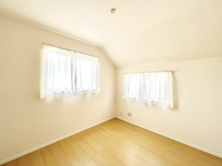 �q�������@������B�������`Bed Room�`�@�}���V�����ƈႢ�������������̂��ˌ��Ẵ����b�g�ł��B���Ƒ������������ƂŎ苷�Ɋ����Ă����Z�܂����ˌ��Ăł͊e�����v���C�o�V�[��ۂ��Ƃ��ł��܂��B