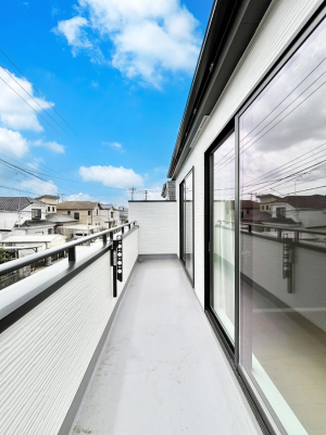 �o���R�j�[�@������B�������`Balcony�`  �傫�ȋ�Ɉ͂܂ꂽ�C�����̂����ƁB  �o���R�j�[��`�������ň��|�I�ȊJ�����ɕ�܂�܂��B  �o���R�j�[�͗z���������݂��z�c����󕨂��C�����悭�������Ƃ��ł��܂��B