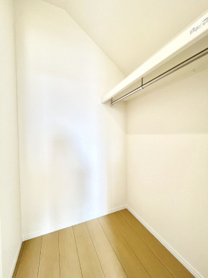 ���̑��@������B�������`Walk-in Closet�`�@��������̗m���������Ă��V���ɂȂ�ɂ����E�H�[�N�C���N���[�[�b�g�B�m���ȊO�ɂ��A���i�g��Ȃ��Ɠd��X�[�c�P�[�X�A�X�g�b�N�i�Ȃǉ��ł��Еt����������Ԃł��B