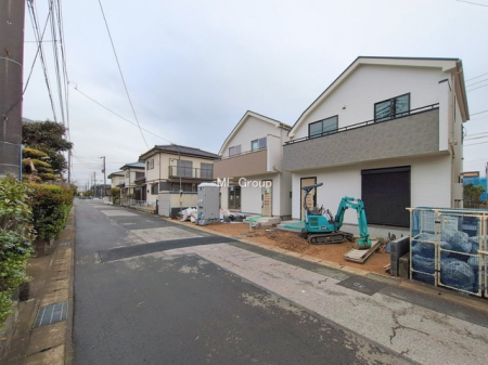 ���n�O�ώʐ^�@�`Exterior�`�@�O�ʓ��H�F�k�� 18.62m �����A�쐼 5.92m �����@��w�̈�ˌ��Ă𒆐S�Ƃ����X���݂����R�Ƒ����A���ӂ͍��������������Ă��Ȃ��̂ŁA�΂̑����ՐÂȎ����������ł��B