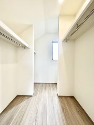 ���̑��@�����`Walk-in Closet�`�@�K�v�Ȃ��̂�R�[�f�B�l�[�g���ꗗ���Ċm�F�ł��A�g�x�x�⏀�����Z���ԂōςރE�H�[�N�C���N���[�[�b�g��ݒu���܂����B�Ƃ̒�����������Ƃ�����֗��Ȏ��[�X�y�[�X�ł��B