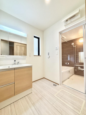 ���̑��@�����`Dressing Room�`  ����������F�����œ��ꂳ��Ă���ƁA�X�b�L���Ɛ�������ۂ������܂��B  ���̗��ɂ͂����Ղ�Ǝ��[�X�y�[�X��W�������I  �����́A�V���v�����@�\�����d�����āB