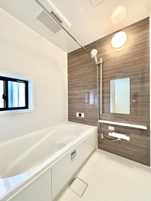 �����@�����`Bath Room�`�@�������������͋C�̗����Ŗ����Ɍ����ă��t���b�V���B���������@�\���t���Ă���̂ŗׂ̐���@�u����Ő􂢏オ�������󕨂��A�J�̓����V�C���C�ɂ������������邱�Ƃ��\�ł��B