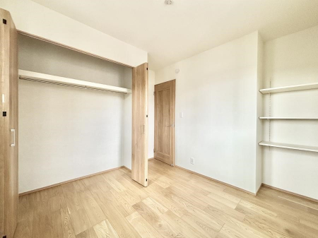 �Q���@�����`Bed Room�`  �S�����ɂ͎��[�N���[�[�b�g�������I���i�g���̂��m���⏬���͂������A�G�ߕ��̂��m���Ȃǂ���������Ɛ������ڂ����܂������܂��B  ������Ԃ��L���g�p�ł��܂��ˁB