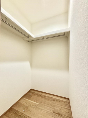 ���̑��@�����`Walk-in Closet�`�@�K�v�Ȃ��̂�R�[�f�B�l�[�g���ꗗ���Ċm�F�ł��A�g�x�x�⏀�����Z���ԂōςރE�H�[�N�C���N���[�[�b�g��ݒu���܂����B�Ƃ̒�����������Ƃ�����֗��Ȏ��[�X�y�[�X�ł��B