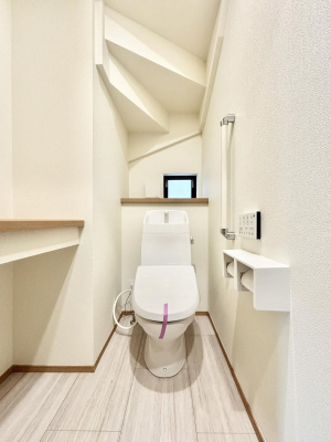 �g�C���@�����`Toilet�`�@�Y��E�X�b�L���E���K�ȃE�H�V�����b�g�t�g�C���ł��낰���Ԃł��B1�A2�K���Ƀg�C���X�y�[�X�I�̌������薾�邭�A���K��ԂƂȂ��Ă���܂��������g���ꏊ�����炱���̔z���ł��I