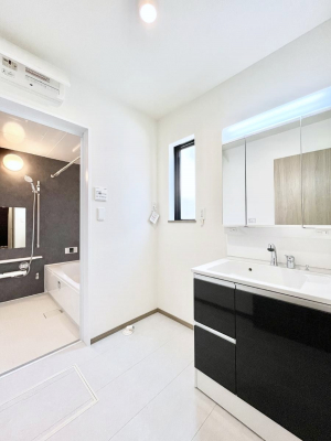 ���̑��@�����`Dressing Room�`  ����������F�����œ��ꂳ��Ă���ƁA�X�b�L���Ɛ�������ۂ������܂��B  ���̗��ɂ͂����Ղ�Ǝ��[�X�y�[�X��W�������I  �����́A�V���v�����@�\�����d�����āB