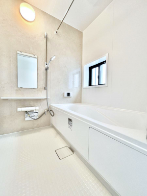 �����@�����`Bath Room�`�@�������Ƒ���L�΂��ē������邱�Ƃ��\�I����̔�������M�d�ȃo�X�^�C���ł��B���q�l�Ƃ��ꏏ�ł��\���ȍL���Ȃ̂ŁA���r���O�Ƃ͈�����Ƒ��c�R�̂ЂƎ������y���݂��������܂��B