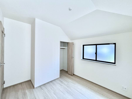 �q�������@�����`Bed Room�`�@�q�������͂��q�l�ɂƂ��đ�Ϗd�Ȗ���������܂��B�q����l�ŉ߂�����Ԃ�^���邱�ƂŁA�h���׋����Ԃ����R�Ƒ����܂����畔���̕Еt����|���Ȃǂ��������ƂɌq����܂��B