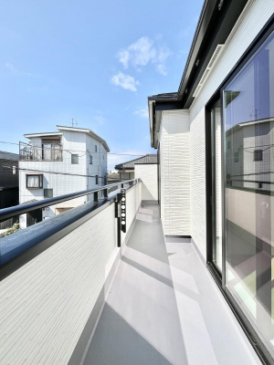 �o���R�j�[�@������A�������`Balcony�`�@������̃o���R�j�[�̑O�ɂ͉_�ȊO�ɑ��z���Ղ���̂�����܂���B�����󕨂������₷���A����薾�邭�C�����̂������������Ă��܂��B�Ƒ��S�����̐��󕨂���C�Ɋ����܂��B