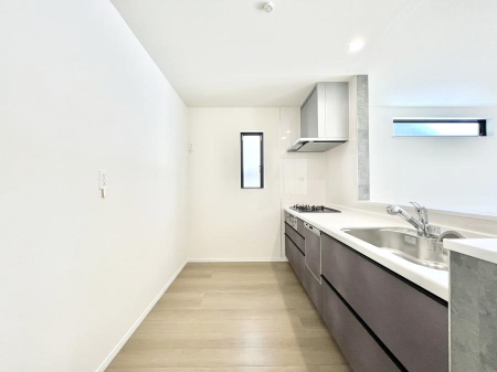 �L�b�`���@������A�������`Kitchen�`�@���R�������鑋�̂���L�b�`���������g���ꏊ�����炱���A�g��������l�����܂����B�������Ƃ����L�b�`���R�[�i�[�͎����L���Ȏd�オ��ƂȂ��Ă���܂��B
