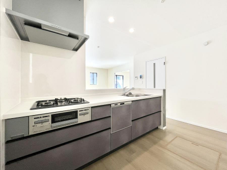 �L�b�`���@������A�������`Kitchen�`�@��b���e�ރ��r���O�A�������������Ȃ�L�b�`���B�Ƃ́A�������������ł͂Ȃ��A��炵��������A���K�ɂ���ꏊ�B�Ί�̖����A���炬�̓��X�̂��߂ɁA�ŐV�̐ݔ��E�d�l���̗p�B