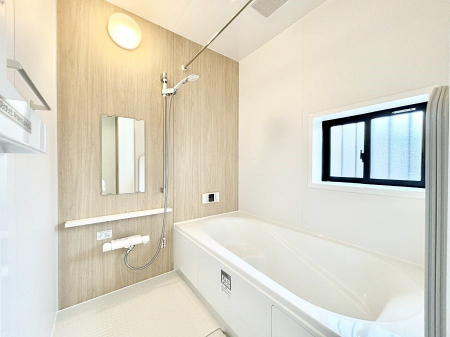 �����@�����`Bath Room�`�@�������������͋C�̗����Ŗ����Ɍ����ă��t���b�V���B���������@�\���t���Ă���̂ŗׂ̐���@�u����Ő􂢏オ�������󕨂��A�J�̓����V�C���C�ɂ������������邱�Ƃ��\�ł��B