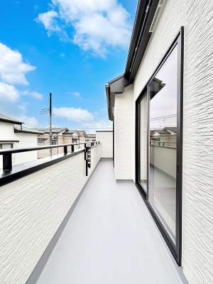 �o���R�j�[�@�����`Balcony�`  �o���R�j�[�͉������z���������݁A���z�c����󕨂��C�����悭�������Ƃ��ł��܂��B  �g���₷���J���I�ȃo���R�j�[�ł����z�����������Ղ�~�蒍���A�o���R�j�[�t���Z�܂��B  
