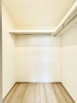 ���̑��@�����`Walk-in Closet�`�@�K�v�Ȃ��̂�R�[�f�B�l�[�g���ꗗ���Ċm�F�ł��A�g�x�x�⏀�����Z���ԂōςރE�H�[�N�C���N���[�[�b�g��ݒu���܂����B�Ƃ̒�����������Ƃ�����֗��Ȏ��[�X�y�[�X�ł��B