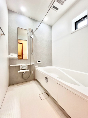 �����@�����`Bath Room�`�@�������Ƒ���L�΂��ē������邱�Ƃ��\�I����̔�������M�d�ȃo�X�^�C���ł��B���q�l�Ƃ��ꏏ�ł��\���ȍL���Ȃ̂ŁA���r���O�Ƃ͈�����Ƒ��c�R�̂ЂƎ������y���݂��������܂��B