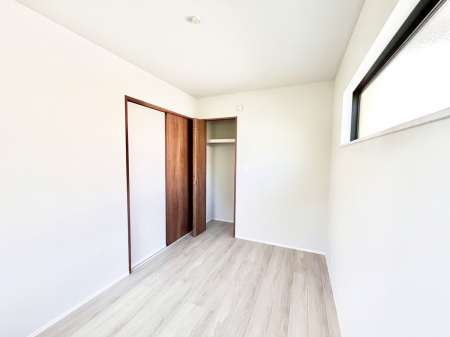 �q�������@�����`Bed Room�`�@�q�������͂��q�l�ɂƂ��đ�Ϗd�Ȗ���������܂��B�q����l�ŉ߂�����Ԃ�^���邱�ƂŁA�h���׋����Ԃ����R�Ƒ����܂����畔���̕Еt����|���Ȃǂ��������ƂɌq����܂��B