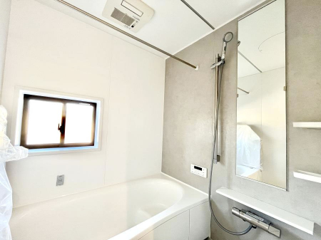 �����@������10�������`Bath Room�`�@���t���̃o�X���[���́A�̌������薾�邭�C�����̗ǂ���Ԃł��B�������邱�ƂŁA���C�����ǍD�B������芰����o�X���[���ŁA�����̃o�X�^�C�����y���݂ɂȂ肻���ł��B