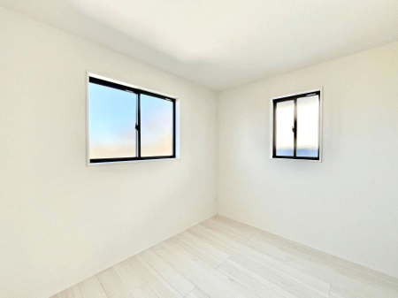 �q�������@������10�������`Bed Room�`�@�q�������͂��q�l�ɂƂ��đ�Ϗd�Ȗ���������܂��B�q����l�ŉ߂�����Ԃ�^���邱�ƂŁA�h���׋����Ԃ����R�Ƒ����܂����畔���̕Еt����|���Ȃǂ��������ƂɌq����܂��B