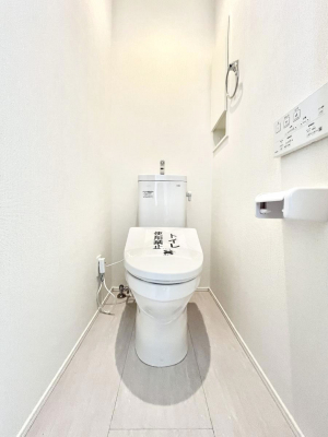 �g�C���@������10�������`Toilet�`�@�Y��E�X�b�L���E���K�ȃE�H�V�����b�g�t�g�C���ł��낰���Ԃł��B1�A2�K���Ƀg�C���X�y�[�X�I�̌������薾�邭�A���K��ԂƂȂ��Ă���܂��������g���ꏊ�����炱���̔z���ł�
