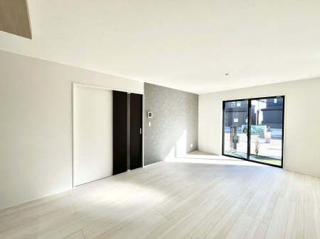 ���r���O�@������10�������`Living�`�@�Ƒ��̐H����c���̂ق��A�q�ǂ���V�΂�����A�F�l���������肷��LDK�͏Z�܂��̒��S�B�����ԉ߂����ꏊ������A���̋�Ԃ͏Z�܂��S�̂̋��S�n�����E���܂��B