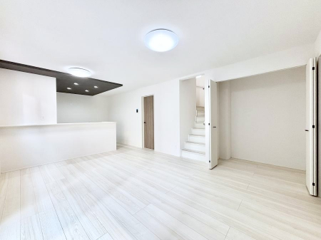 ���̑����ρ@���r���O���[�B�����Ɏ��[������ƕ����W�܂�LDK���X�b�L���Еt�������ł��ˁB  