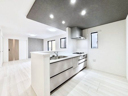 �L�b�`���@���r���O�ŗV�Ԃ��q�l�������Ȃ��炨�������ł���ΖʃL�b�`���B  