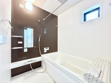 �����@�����`Bath Room�`�@�������������͋C�̗����Ŗ����Ɍ����ă��t���b�V���B���������@�\���t���Ă���̂ŗׂ̐���@�u����Ő􂢏オ�������󕨂��A�J�̓����V�C���C�ɂ������������邱�Ƃ��\�ł��B