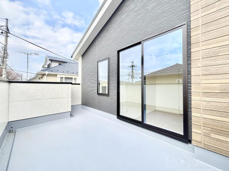 �o���R�j�[�@�����`Balcony�`  �傫�ȋ�Ɉ͂܂ꂽ�C�����̂����ƁB  �o���R�j�[��`�������ň��|�I�ȊJ�����ɕ�܂�܂��B  �o���R�j�[�͗z���������݂��z�c����󕨂��C�����悭�������Ƃ��ł��܂��B