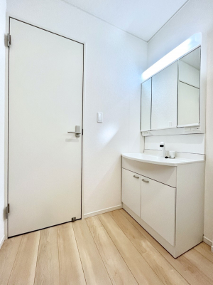 ���̑��@������4�������`Dressing Room�`�@���邭����������p�E�_�[���[���B�����g���ꏊ�����炱���A���K�ȋ�ԂƂȂ��Ă���܂��B�V�����v�[�h���b�T�[���̗p���Ă���܂��̂ŁA���V��������y�ɏo���܂��B